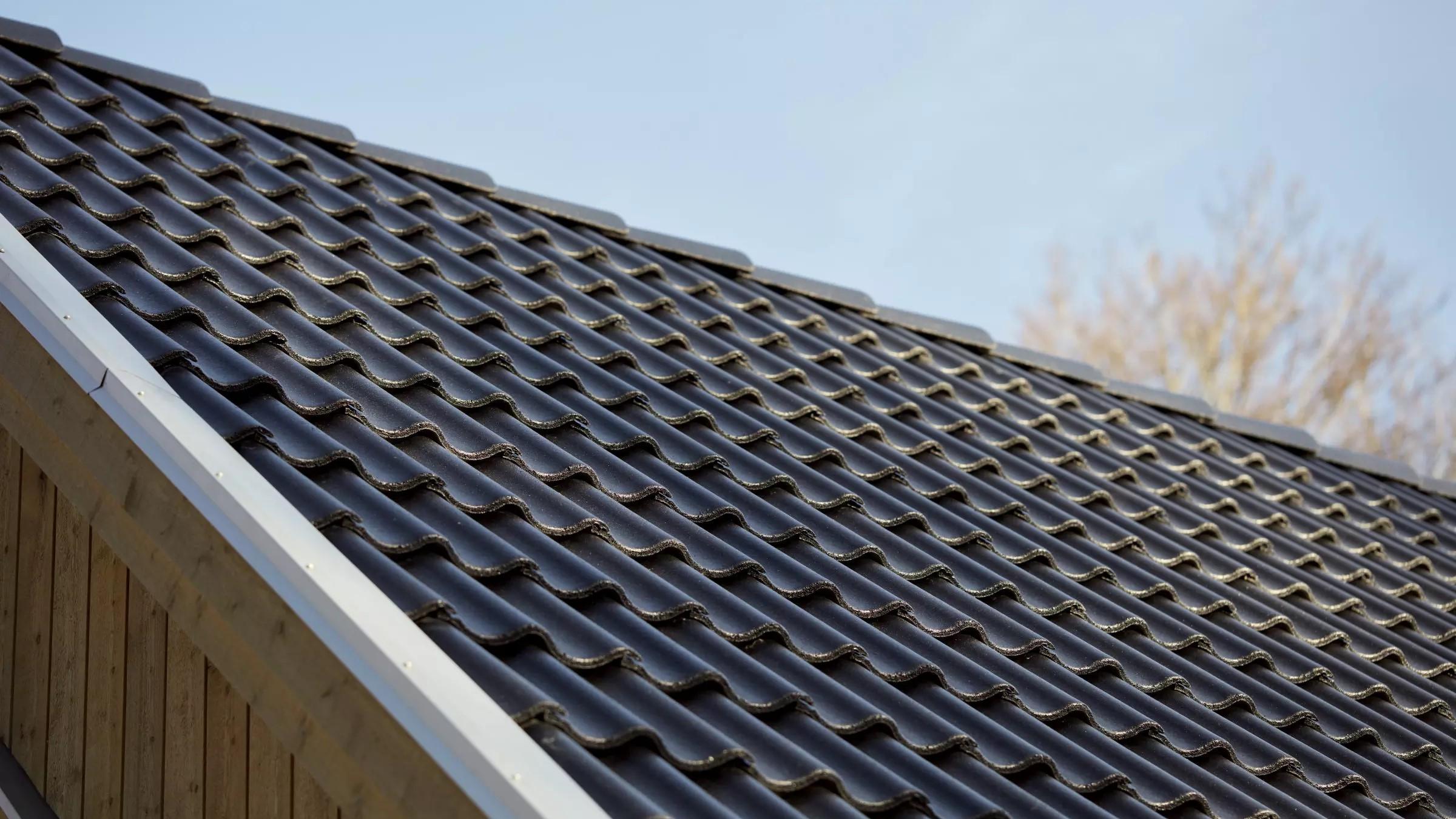 Aerlox-kattotiili on perinteikkään ulkonäkönsä lisäksi kevyt ja kestävä uuden betoniseoksen ansiosta.