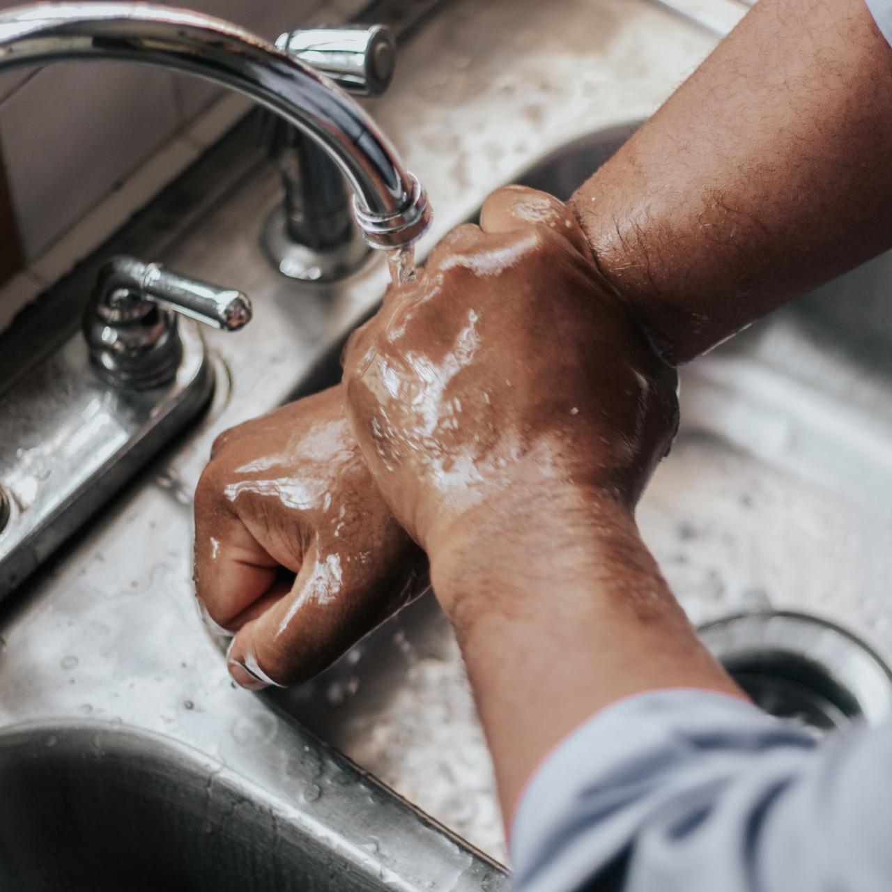 Käsienpesu on helppo ja tehokas keino bakteeritartuntojen vähentämiseksi